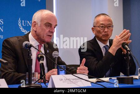 Dr. David Nabarro (L), Senior United Nations System Coordinator for Ebola, spricht während einer Pressekonferenz in Washington D.C., Hauptstadt der Vereinigten Staaten, 3. September 2014. Der Ausbruch des tödlichen Ebola-Virus in Westafrika eilt den Bemühungen voraus, es zu kontrollieren, und mindestens 600 Millionen US-Dollar sind erforderlich, um die beispiellose Epidemie unter Kontrolle zu bringen, sagten UN-Gesundheitsbeamte am Mittwoch. ) GuoxMantong PUBLICATIONxNOTxINxCHN Dr. David Nabarro l Senior United Nations System Coordinator for Ebola spricht während einer Pressekonferenz in Washington D. Stockfoto