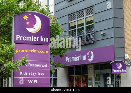 CROYDON, LONDON – 29. AUGUST 2023: Premier Inn, Croydon – größte Hotelkette in Großbritannien Stockfoto