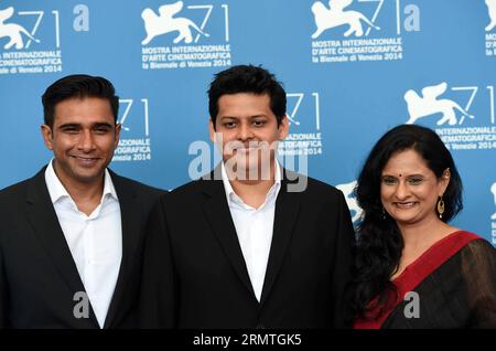 (140904) -- VENEDIG, 4. September 2014 -- Schauspieler Vivek Gomber, Regisseur Chaitanya Tamhane und Schauspielerin Geetanjali Kulkarni (von L bis R) posieren während des Fotoaufrufs für den Hof, der für den Horizont-Wettbewerb während des 71. Filmfestivals in Venedig, Lido of Venice, Italien, 4. September 2014 ausgewählt wird. ) (Zjy) ITALIEN-VENEDIG-FILM FESTIVAL-FOTO CALL-COURT LiuxLihang PUBLICATIONxNOTxINxCHN Venedig 4. September 2014 Schauspieler Vivek Regisseurin und Schauspielerin Geetanjali von l bis r posieren während des Photo Call for Court, der für den HORIZONT-Wettbewerb während des 71. Venedig Filmfestivals in Lido von Venedig I ausgewählt WIRD Stockfoto