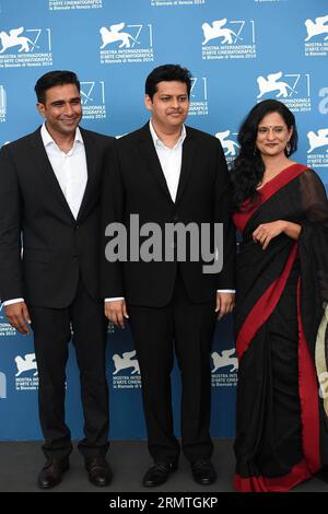 (140904) -- VENEDIG, 4. September 2014 -- Schauspieler Vivek Gomber, Regisseur Chaitanya Tamhane und Schauspielerin Geetanjali Kulkarni (von L bis R) posieren während des Fotoaufrufs für den Hof, der für den Horizont-Wettbewerb während des 71. Filmfestivals in Venedig, Lido of Venice, Italien, 4. September 2014 ausgewählt wird. ) (Zjy) ITALIEN-VENEDIG-FILM FESTIVAL-FOTO CALL-COURT LiuxLihang PUBLICATIONxNOTxINxCHN Venedig 4. September 2014 Schauspieler Vivek Regisseurin und Schauspielerin Geetanjali von l bis r posieren während des Photo Call for Court, der für den HORIZONT-Wettbewerb während des 71. Venedig Filmfestivals in Lido von Venedig I ausgewählt WIRD Stockfoto