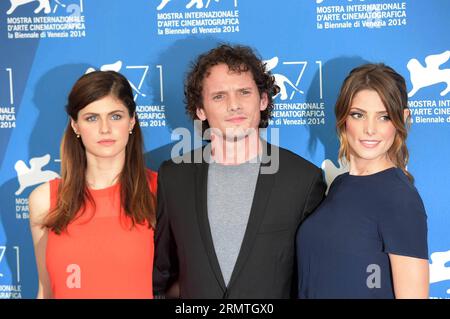 (140904) -- VENEDIG, 4. September 2014 -- Schauspielerin Alexandra Daddario, Schauspieler Anton Yelchin und Schauspielerin Ashley Greene (von L bis R) posieren während des Fotoaufrufs für das Begräbnis der Ex, der ausgewählt wurde, während des 71. Filmfestivals in Venedig, Lido of Venice, Italien, am 4. September 2014 gezeigt zu werden. (Zjy) ITALIEN-VENEDIG-FILM FESTIVAL-PHOTO CALL-BURYING THE EX LiuxLihang PUBLICATIONxNOTxINxCHN Venedig 4. September 2014 Schauspielerin Alexandra Daddario Schauspieler Anton Yelchin und Schauspielerin Ashley Greene von l bis r posieren während des Photo Call for Burying the Ex, der für die 71. Filmfestspiele in Venedig ausgewählt WURDE Stockfoto