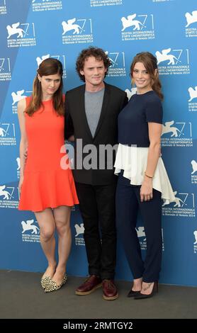 (140904) -- VENEDIG, 4. September 2014 -- Schauspielerin Alexandra Daddario, Schauspieler Anton Yelchin und Schauspielerin Ashley Greene (von L bis R) posieren während des Fotoaufrufs für das Begräbnis der Ex, der ausgewählt wurde, während des 71. Filmfestivals in Venedig, Lido of Venice, Italien, am 4. September 2014 gezeigt zu werden. (Zjy) ITALIEN-VENEDIG-FILM FESTIVAL-PHOTO CALL-BURYING THE EX LiuxLihang PUBLICATIONxNOTxINxCHN Venedig 4. September 2014 Schauspielerin Alexandra Daddario Schauspieler Anton Yelchin und Schauspielerin Ashley Greene von l bis r posieren während des Photo Call for Burying the Ex, der für die 71. Filmfestspiele in Venedig ausgewählt WURDE Stockfoto