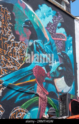 Southend on Sea, Essex, Großbritannien. 30. August 2023. Southend, das als Europas größtes Street-Art-Festival bezeichnet wird, feiert mit dem City Jam-Event seinen neuen Stadtstatus weiter. Über 200 lokale, nationale und internationale Straßenkünstler zeigen ihre Fähigkeiten an 100 Orten im Stadtzentrum. Einige provisorische Mauern wurden errichtet, aber die Künstler schmücken auch die Seiten von Gebäuden und andere dauerhafte Strukturen. Vom ersten bis zum dritten September haben die Künstler mit der Arbeit an den größeren Wandgemälden begonnen, um für die Veranstaltung bereit zu sein Stockfoto