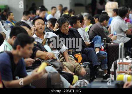 Passagiere warten auf ihre Züge am Bahnhof von Guiyang, der Hauptstadt der südwestchinesischen Provinz Guizhou, 5. September 2014. Da der dreitägige Urlaub zur Herbstmitte am 6. September beginnen wird, wurde am Freitag am Bahnhof Guiyang ein Reisegespräch verzeichnet. Das Mid-Autumn Festival, das in diesem Jahr am 8. September stattfindet, ist ein traditionelles chinesisches fest für Familientreffen, bei dem die Leute den Vollmond gemeinsam genießen und Mondkuchen essen - kleine runde Kuchen mit einer Vielzahl von Füllungen. )(wjq) CHINA-GUIZHOU-MID-HERBSTFESTIVAL-TRAVEL PEAK (CN) TaoxLiang PUBLICATIONxNOTxINxCHN Passagiere warten auf ihre Trai Stockfoto