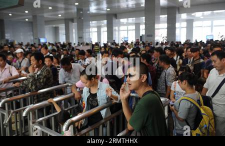 Passagiere warten auf ihre Züge am Bahnhof von Guiyang, der Hauptstadt der südwestchinesischen Provinz Guizhou, 5. September 2014. Da der dreitägige Urlaub zur Herbstmitte am 6. September beginnen wird, wurde am Freitag am Bahnhof Guiyang ein Reisegespräch verzeichnet. Das Mid-Autumn Festival, das in diesem Jahr am 8. September stattfindet, ist ein traditionelles chinesisches fest für Familientreffen, bei dem die Leute den Vollmond gemeinsam genießen und Mondkuchen essen - kleine runde Kuchen mit einer Vielzahl von Füllungen. )(wjq) CHINA-GUIZHOU-MID-HERBSTFESTIVAL-TRAVEL PEAK (CN) TaoxLiang PUBLICATIONxNOTxINxCHN Passagiere warten auf ihre Trai Stockfoto