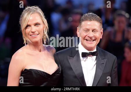 (140905) -- VENEDIG, 5. September 2014 -- Regisseur Andrew Niccol (R) und seine Frau Rachel Roberts posieren auf dem roten Teppich für Good Kill, der für den Hauptwettbewerb beim 71. Filmfestival in Venedig am 5. September 2014 in Lido of Venice, Italien, ausgewählt wird. ) ITALIEN-VENEDIG-FILM FESTIVAL-GOOD KILL LiuxLihang PUBLICATIONxNOTxINxCHN Venedig 5. September 2014 Regisseur Andrew Niccol r und seine Frau Rachel Roberts posieren AUF dem Roten Teppich für Good Kill, der für den Hauptwettbewerb während des 71. Venedig Filmfestivals in Lido von Venedig Italien AM 5. September 2014 ausgewählt WIRD Filmfestival Good Kill PUBLIC Stockfoto