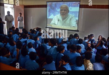 (140906) -- NEW DELHI, 5. September 2014 -- Kinder besuchen das interaktive Programm des indischen Premierministers Narendra Modi während einer Live-Übertragung auf einem Bildschirm anlässlich des Teachers Day an einer Regierungsschule in New Delhi, Indien, 5. September 2014. ) INDIEN-NEU DELHI-LEHRERTAG ParthaxSarkar PUBLICATIONxNOTxINxCHN New Delhi 5. September 2014 Kinder besuchen das interaktive Programm der indischen Premierminister Narendra Modes während Live Telecaster ON a Screen anlässlich des Lehrertags AN einer Regierungsschule in Neu-Delhi Indien 5. September 2014 Indien Neu-Delhi Lehrertag ParthaxSarkar PUBLICATIONxNOTxINxC Stockfoto