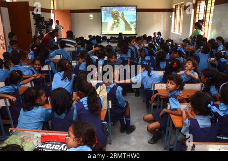 (140906) -- NEW DELHI, 5. September 2014 -- Kinder besuchen das interaktive Programm des indischen Premierministers Narendra Modi während einer Live-Übertragung auf einem Bildschirm anlässlich des Teachers Day an einer Regierungsschule in New Delhi, Indien, 5. September 2014. ) INDIEN-NEU DELHI-LEHRERTAG ParthaxSarkar PUBLICATIONxNOTxINxCHN New Delhi 5. September 2014 Kinder besuchen das interaktive Programm der indischen Premierminister Narendra Modes während Live Telecaster ON a Screen anlässlich des Lehrertags AN einer Regierungsschule in Neu-Delhi Indien 5. September 2014 Indien Neu-Delhi Lehrertag ParthaxSarkar PUBLICATIONxNOTxINxC Stockfoto