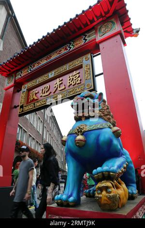 Touristen laufen am 6. September 2014 um einen Markt am Chinafest in Düsseldorf. Das 4. Chinafest wurde von der Düsseldorfer Regierung organisiert und zog seit 2011 jährlich etwa 30.000 Touristen an. ) DEUTSCHLAND-DÜSSELDORF-CHINAFEST LuoxHuanhuan PUBLICATIONxNOTxINxCHN Touristen laufen AM 6. September 2014 auf einem Markt IM China Hard in Düsseldorf Deutschland das 4. China Hard, was von der Düsseldorfer Regierung organisiert wird und zieht seit 2011 jedes Jahr rund 30 000 Touristen an Deutschland Düsseldorf China Hard LuoxHuanhuan PUBLICATIONxNOTxINxCHN Stockfoto