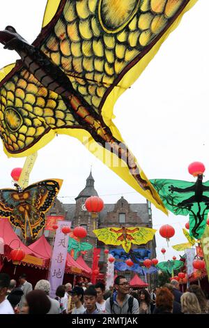 Touristen laufen am 6. September 2014 um einen Markt am Chinafest in Düsseldorf. Das 4. Chinafest wurde von der Düsseldorfer Regierung organisiert und zog seit 2011 jährlich etwa 30.000 Touristen an. ) DEUTSCHLAND-DÜSSELDORF-CHINAFEST LuoxHuanhuan PUBLICATIONxNOTxINxCHN Touristen laufen AM 6. September 2014 auf einem Markt IM China Hard in Düsseldorf Deutschland das 4. China Hard, was von der Düsseldorfer Regierung organisiert wird und zieht seit 2011 jedes Jahr rund 30 000 Touristen an Deutschland Düsseldorf China Hard LuoxHuanhuan PUBLICATIONxNOTxINxCHN Stockfoto