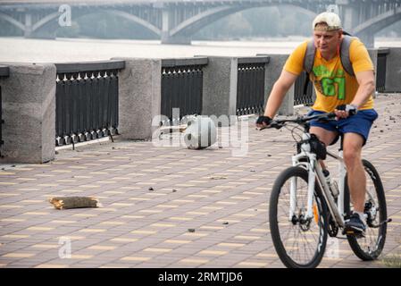 Kiew, Kiew, Ukraine. 30. August 2023. Am Morgen des 30. August bombardierte Russland die Hauptstadt der Ukraine, Kiew, mit Raketen und Drohnen, das Fragment der Rakete fiel direkt auf den Bürgersteig auf der Dnipro-Böschung (Credit Image: © Oleh Tymoschenko/ZUMA Press Wire) REDAKTIONELLE VERWENDUNG NUR! Nicht für kommerzielle ZWECKE! Stockfoto