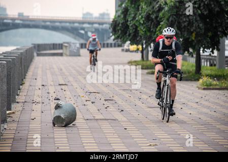 Kiew, Kiew, Ukraine. 30. August 2023. Am Morgen des 30. August bombardierte Russland die Hauptstadt der Ukraine, Kiew, mit Raketen und Drohnen, das Fragment der Rakete fiel direkt auf den Bürgersteig auf der Dnipro-Böschung (Credit Image: © Oleh Tymoschenko/ZUMA Press Wire) REDAKTIONELLE VERWENDUNG NUR! Nicht für kommerzielle ZWECKE! Stockfoto