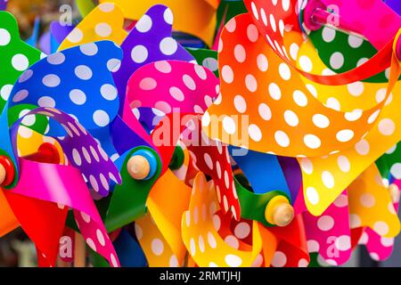 Ausstellung von mehrfarbigen Spielzeug-Kunststoff-Windmühlen - Tours, Indre-et-Loire (37), Frankreich. Stockfoto