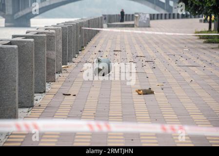 Kiew, Kiew, Ukraine. 30. August 2023. Am Morgen des 30. August bombardierte Russland die Hauptstadt der Ukraine, Kiew, mit Raketen und Drohnen, das Fragment der Rakete fiel direkt auf den Bürgersteig auf der Dnipro-Böschung (Credit Image: © Oleh Tymoschenko/ZUMA Press Wire) REDAKTIONELLE VERWENDUNG NUR! Nicht für kommerzielle ZWECKE! Stockfoto