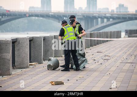 Kiew, Kiew, Ukraine. 30. August 2023. Am Morgen des 30. August bombardierte Russland die Hauptstadt der Ukraine, Kiew, mit Raketen und Drohnen, das Fragment der Rakete fiel direkt auf den Bürgersteig auf der Dnipro-Böschung (Credit Image: © Oleh Tymoschenko/ZUMA Press Wire) REDAKTIONELLE VERWENDUNG NUR! Nicht für kommerzielle ZWECKE! Stockfoto