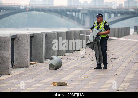 Kiew, Kiew, Ukraine. 30. August 2023. Am Morgen des 30. August bombardierte Russland die Hauptstadt der Ukraine, Kiew, mit Raketen und Drohnen, das Fragment der Rakete fiel direkt auf den Bürgersteig auf der Dnipro-Böschung (Credit Image: © Oleh Tymoschenko/ZUMA Press Wire) REDAKTIONELLE VERWENDUNG NUR! Nicht für kommerzielle ZWECKE! Stockfoto