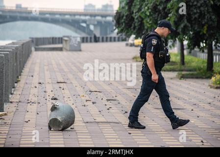 Kiew, Kiew, Ukraine. 30. August 2023. Am Morgen des 30. August bombardierte Russland die Hauptstadt der Ukraine, Kiew, mit Raketen und Drohnen, das Fragment der Rakete fiel direkt auf den Bürgersteig auf der Dnipro-Böschung (Credit Image: © Oleh Tymoschenko/ZUMA Press Wire) REDAKTIONELLE VERWENDUNG NUR! Nicht für kommerzielle ZWECKE! Stockfoto
