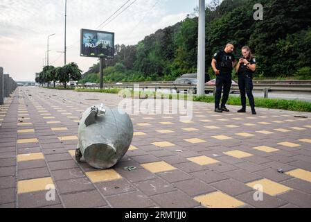 Kiew, Kiew, Ukraine. 30. August 2023. Am Morgen des 30. August bombardierte Russland die Hauptstadt der Ukraine, Kiew, mit Raketen und Drohnen, das Fragment der Rakete fiel direkt auf den Bürgersteig auf der Dnipro-Böschung (Credit Image: © Oleh Tymoschenko/ZUMA Press Wire) REDAKTIONELLE VERWENDUNG NUR! Nicht für kommerzielle ZWECKE! Stockfoto