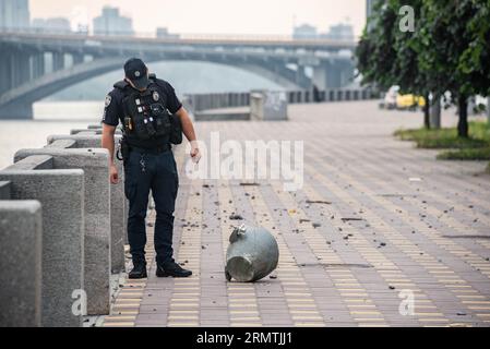 Kiew, Kiew, Ukraine. 30. August 2023. Am Morgen des 30. August bombardierte Russland die Hauptstadt der Ukraine, Kiew, mit Raketen und Drohnen, das Fragment der Rakete fiel direkt auf den Bürgersteig auf der Dnipro-Böschung (Credit Image: © Oleh Tymoschenko/ZUMA Press Wire) REDAKTIONELLE VERWENDUNG NUR! Nicht für kommerzielle ZWECKE! Stockfoto