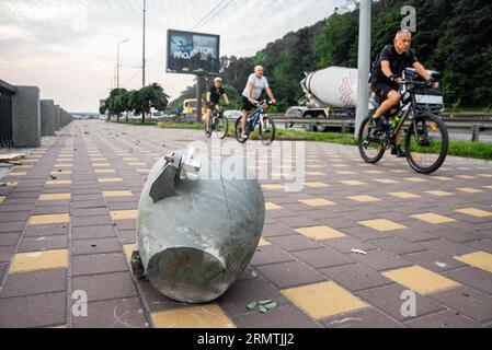 Kiew, Kiew, Ukraine. 30. August 2023. Am Morgen des 30. August bombardierte Russland die Hauptstadt der Ukraine, Kiew, mit Raketen und Drohnen, das Fragment der Rakete fiel direkt auf den Bürgersteig auf der Dnipro-Böschung (Credit Image: © Oleh Tymoschenko/ZUMA Press Wire) REDAKTIONELLE VERWENDUNG NUR! Nicht für kommerzielle ZWECKE! Stockfoto