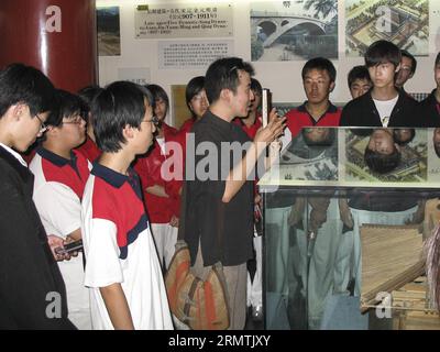 (140908) -- PEKING, 8. September 2014 () -- Kunstlehrer Wu Di stellt seinen Schülern im Tempel der Landwirtschaft in Peking, der Hauptstadt Chinas, am 21. September 2007 den Bau der antiken chinesischen Architektur vor. Wu Di ist gelernter Kunstlehrer und arbeitet an der Experimental High School der Beijing Normal University. Währenddessen ist Wu, der in einer Vielzahl traditioneller chinesischer Künste versiert ist, als Meister der Malklasse Cheng Guan Tang und ein Superstar des Storytelling-Hauses Cheng Shu Guan bekannt. Wu studiert traditionelle chinesische Malerei im College und hat einen Traum zu verbreiten Stockfoto