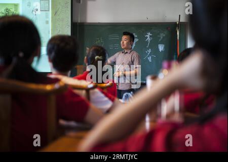 (140908) -- PEKING, 8. September 2014 -- Kunstlehrer Wu Di gibt die erste Klasse dieses Semesters an seine Studenten an der Experimental High School der Beijing Nomral University in Peking, Hauptstadt Chinas, 3. September 2014. Wu Di ist gelernter Kunstlehrer und arbeitet an der Experimental High School der Beijing Normal University. Währenddessen ist Wu, der in einer Vielzahl traditioneller chinesischer Künste versiert ist, als Meister der Malklasse Cheng Guan Tang und ein Superstar des Storytelling-Hauses Cheng Shu Guan bekannt. Wu studierte traditionelle chinesische Malerei an der Universität und hat ein d Stockfoto