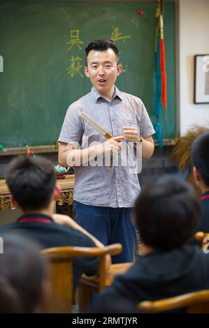 (140908) -- PEKING, 8. September 2014 -- Kunstlehrer Wu Di gibt die erste Klasse dieses Semesters an seine Studenten an der Experimental High School der Beijing Nomral University in Peking, Hauptstadt Chinas, 3. September 2014. Wu Di ist gelernter Kunstlehrer und arbeitet an der Experimental High School der Beijing Normal University. Währenddessen ist Wu, der in einer Vielzahl traditioneller chinesischer Künste versiert ist, als Meister der Malklasse Cheng Guan Tang und ein Superstar des Storytelling-Hauses Cheng Shu Guan bekannt. Wu studierte traditionelle chinesische Malerei an der Universität und hat ein d Stockfoto