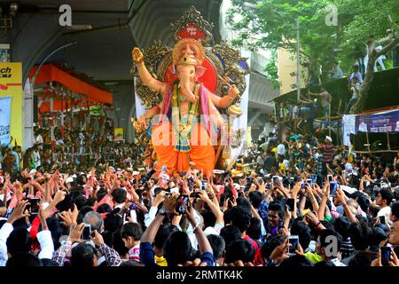 (140908) -- MUMBAI, 8. September 2014 -- die Leute werfen einen Blick auf ein Götzenbild von Lord Ganesha, das am letzten Tag des Ganesh Chaturthi Festivals in Mumbai, Indien, am 8. September 2014 zum Eintauchen gebracht wird. Die hinduistischen Gläubigen feierten den Ganesh Chaturthi zu Ehren des Gottes Ganesha, des Elefantenkopfes, Entweisers von Hindernissen und Gottes der Anfänge und Weisheit, während des elftägigen Festivals, das mit dem Eintauchen der Götter in verschiedene Gewässer endet. (lmz) INDIA-MUMBAI-GANESH CHATURTHI FESTIVAL Stringer PUBLICATIONxNOTxINxCHN Mumbai 8. September 2014 Prominente werfen einen Blick auf To Idol of Stockfoto