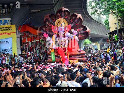 (140908) -- MUMBAI, 8. September 2014 -- die Leute werfen einen Blick auf ein Götzenbild von Lord Ganesha, das am letzten Tag des Ganesh Chaturthi Festivals in Mumbai, Indien, am 8. September 2014 zum Eintauchen gebracht wird. Die hinduistischen Gläubigen feierten den Ganesh Chaturthi zu Ehren des Gottes Ganesha, des Elefantenkopfes, Entweisers von Hindernissen und Gottes der Anfänge und Weisheit, während des elftägigen Festivals, das mit dem Eintauchen der Götter in verschiedene Gewässer endet. (lmz) INDIA-MUMBAI-GANESH CHATURTHI FESTIVAL Stringer PUBLICATIONxNOTxINxCHN Mumbai 8. September 2014 Prominente werfen einen Blick auf To Idol of Stockfoto