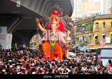 Am letzten Tag des Ganesh Chaturthi Festivals in Mumbai (Indien), dem 8. September 2014, wird Lord Ganesha in die Welt der Menschen eingeführt. Die hinduistischen Gläubigen feierten das Ganesh Chaturthi-Festival zu Ehren des Gottes Ganesha, des Elefantenköpfels, Entweisers von Hindernissen und Gottes der Anfänge und Weisheit, während des elftägigen Festivals, das mit dem Eintauchen der Götzenbilder in Flüsse endete. INDIEN-MUMBAI-GANESH CHATURTHI FESTIVAL-LETZTER TAG WangxPing PUBLICATIONxNOTxINxCHN Prominente tragen nach Idol of Lord Ganesha und werden immer AM letzten Tag des Ganesh Chaturthi Festivals in Mu mitgenommen Stockfoto