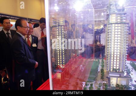 (140910) -- PHNOM PENH, 10. September 2014 -- im Chhun Lim (2. L), kambodschanischer Minister für Landmanagement, Stadtplanung und Bauwesen, betrachtet Sandtische während einer Immobilienausstellung in Phnom Penh, Kambodscha, am 10. September 2014. Eine internationale Bau- und Immobilienausstellung begann am Mittwoch in der Hauptstadt Kambodschas, da die Bauindustrie des Landes weiterhin ein starkes Wachstum erlebte, sagten Beamte. (Djj) KAMBODSCHA-PHNOM PENH-REAL ESTATE-EXPO Sovannara PUBLICATIONxNOTxINxCHN Phnom Penh, 10. September 2014 in Chhun Lim 2. L kambodschanische Minister für Landmanagement Stadtplan Stockfoto