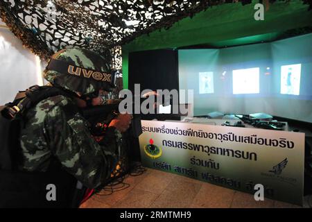 (140911) -- BANGKOK, 11. September 2014 -- thailändische Soldaten zeigen Waffen während des thailändischen Army Research Day 2014 im Army Club in Bangkok, Thailand, am 11. September 2014. ) THAILAND-BANGKOK-WEAPON-EXPO-ARMY RachenxSageamsak PUBLICATIONxNOTxINxCHN Bangkok 11. September 2014 Thai Soldiers Display Weapons during Thai Army Research Day 2014 AT Army Club in Bangkok Thai Country AM 11. September 2014 Thai Country Bangkok Weapon EXPO Army PUBLICATIONxNOTxINxCHN Stockfoto