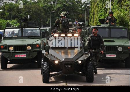 (140911) -- BANGKOK, 11. September 2014 -- thailändische Soldaten zeigen Waffen während des thailändischen Army Research Day 2014 im Army Club in Bangkok, Thailand, am 11. September 2014. ) THAILAND-BANGKOK-WEAPON-EXPO-ARMY RachenxSageamsak PUBLICATIONxNOTxINxCHN Bangkok 11. September 2014 Thai Soldiers Display Weapons during Thai Army Research Day 2014 AT Army Club in Bangkok Thai Country AM 11. September 2014 Thai Country Bangkok Weapon EXPO Army PUBLICATIONxNOTxINxCHN Stockfoto