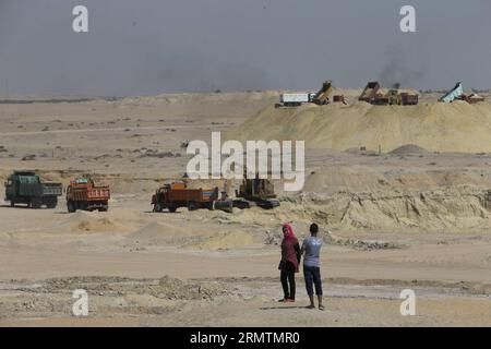 (140911) -- ISMAILIA, 11. September 2014 -- zwei Ägypter fotografieren vor einer Baustelle des Modernisierungsprojekts des Sueskanals in Ismailia, 7. September 2014. Ägypten plante den Bau eines neuen 72 Kilometer langen Kanals entlang des ursprünglichen Suez-Kanals. Die neue Wasserstraße soll dazu beitragen, die angeschlagene ägyptische Wirtschaft wiederzubeleben, indem sie die Einnahmen aus dem Schiffsverkehr erhöht, riesige ausländische Investitionen anlockt und Tausende von Arbeitsplätzen schafft. ) ÄGYPTEN-ISMAILIA-SUEZ CANAL-UPGRADE-BAU CuixXinyu PUBLICATIONxNOTxINxCHN Ismailia 11. September 2014 zwei Ägypter fotografieren vor einem Bausitz Stockfoto