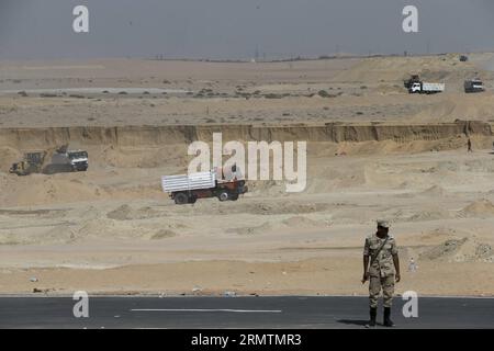 (140911) -- ISMAILIA, 11. September 2014 -- ein ägyptischer Soldat bewacht eine Baustelle des Modernisierungsprojekts des Sueskanals in Ismailia, Ägypten, 7. September 2014. Ägypten plante den Bau eines neuen 72 Kilometer langen Kanals entlang des ursprünglichen Suez-Kanals. Die neue Wasserstraße soll dazu beitragen, die angeschlagene ägyptische Wirtschaft wiederzubeleben, indem sie die Einnahmen aus dem Schiffsverkehr erhöht, riesige ausländische Investitionen anlockt und Tausende von Arbeitsplätzen schafft. ) ÄGYPTEN-ISMAILIA-SUEZ CANAL-UPGRADE-BAU CuixXinyu PUBLICATIONxNOTxINxCHN Ismailia 11. September 2014 an ägyptische Soldatenwächter eine Baustelle der Modernisierung Stockfoto