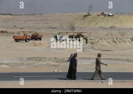 (140911) -- ISMAILIA, 11. September 2014 -- zwei ägyptische Männer gehen an einer Baustelle des Modernisierungsprojekts des Sueskanals in Ismailia, Ägypten, 7. September 2014 vorbei. Ägypten plante den Bau eines neuen 72 Kilometer langen Kanals entlang des ursprünglichen Suez-Kanals. Die neue Wasserstraße soll dazu beitragen, die angeschlagene ägyptische Wirtschaft wiederzubeleben, indem sie die Einnahmen aus dem Schiffsverkehr erhöht, riesige ausländische Investitionen anlockt und Tausende von Arbeitsplätzen schafft. ) ÄGYPTEN-ISMAILIA-SUEZ CANAL-UPGRADE-BAU CuixXinyu PUBLICATIONxNOTxINxCHN Ismailia 11. September 2014 zwei ägyptische Männer laufen an einer Baustelle der Modernisierung vorbei Stockfoto