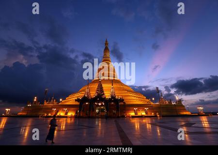 (140912) -- NAY PYI TAW, 12. September -- Foto vom 11. September 2014 zeigt einen Blick auf die Uppatasanti-Pagode in Nay Pyi Taw, Myanmar. Die Uppatasanti-Pagode ist ein prominentes Wahrzeichen in der birmanischen Hauptstadt Naypyidaw. Die Pagode, in der sich ein Buddha-Zahnrelikt aus China befindet, ist eine 325 Meter hohe Nachbildung der Shwedagon-Pagode in Yangon. ) MYANMAR-NAY PYI TAW-UPPATASANTI PAGODE UxAung PUBLICATIONXNOTXINXCHN NAY Pyi Taw 12. September Foto aufgenommen AM 11. September 2014 zeigt eine Ansicht der Uppatasanti-Pagode in Nay Pyi Taw Myanmar die Uppatasanti-Pagode IST ein prominentes Wahrzeichen in der birmanischen Hauptstadt der Pagode Naypyidaw Stockfoto