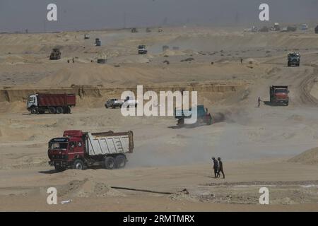 (140911) -- ISMAILIA, 11. September 2014 -- zwei ägyptische Männer gehen an einer Baustelle des Modernisierungsprojekts des Sueskanals in Ismailia, Ägypten, 7. September 2014 vorbei. Ägypten plante den Bau eines neuen 72 Kilometer langen Kanals entlang des ursprünglichen Suez-Kanals. Die neue Wasserstraße soll dazu beitragen, die angeschlagene ägyptische Wirtschaft wiederzubeleben, indem sie die Einnahmen aus dem Schiffsverkehr erhöht, riesige ausländische Investitionen anlockt und Tausende von Arbeitsplätzen schafft. ) ÄGYPTEN-ISMAILIA-SUEZ CANAL-UPGRADE-BAU CuixXinyu PUBLICATIONxNOTxINxCHN Ismailia 11. September 2014 zwei ägyptische Männer laufen an einer Baustelle der Modernisierung vorbei Stockfoto