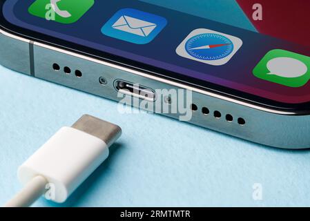 Antalya, Türkei - 30. August 2023. Apple iPhone und USB-c oder Typ-C kabelgebundenes Ladegerät. EU zwingt alle Geräte, USB-c oder Typ-C zu verwenden Stockfoto