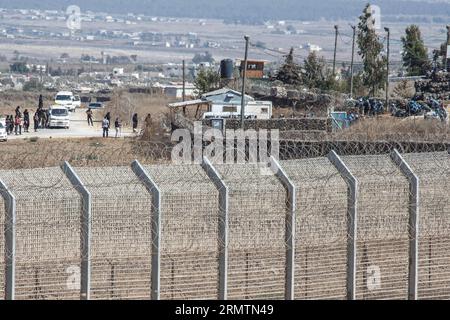 (140912) -- GOLANHÖHEN, 11. September 2014 -- Militante stehen neben Fahrzeugen, die inhaftierte UN-Friedenstruppen aus Fidschi transportieren, bevor sie am 11. September 2014 in der Nähe einer UN-Basis in Syrien auf den Golanhöhen freigelassen werden. UN-Generalsekretär Ban Ki-moon begrüßte am Donnerstag die Freilassung von 45 Fidschi-Friedenstruppen, die zwei Wochen lang auf den Golanhöhen inhaftiert waren. Die Vereinten Nationen sagten am Donnerstag, dass die Fidschianer um 14.30 Uhr Ortszeit der Beobachtertruppe der Vereinten Nationen für die Truppenentflechtung (UNDOF) übergeben wurden. Alle 45 Friedenssicherungskräfte sind in gutem Zustand und werden einer medizinischen Untersuchung unterzogen. ) MIDEAST-GOLAN-HÖHEN-DETA Stockfoto
