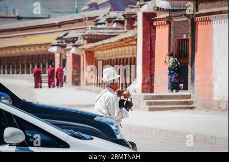 (140912) -- XIAHE, 12. September 2014 -- Ein Gläubiger des tibetischen Buddhismus besucht das Labrang-Kloster im Xiahe County der tibetischen Autonomen Präfektur Gannan in der Provinz Gansu im Nordwesten Chinas, 2. September 2014. Das Labrang-Kloster, ein bedeutendes tibetisches buddhistisches Kloster in China, wird derzeit dem größten Renovierungsprogramm seit seiner Gründung im Jahr 1709 unterzogen. Mit der im April 2013 begonnenen Renovierung sollen die im Laufe der Jahre abgenutzten Stein- und Holzbauten im Kloster ersetzt werden. Das Kloster Labrang bleibt während des Renovierungsprogramms für die Öffentlichkeit zugänglich. Das wird reichen Stockfoto