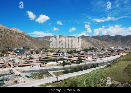 (140912) -- XIAHE, 12. September 2014 -- Foto aufgenommen am 2. September 2014 zeigt das Labrang Kloster im Xiahe County der tibetischen Autonomen Präfektur Gannan in der nordwestlichen chinesischen Provinz Gansu. Das Labrang-Kloster, ein bedeutendes tibetisches buddhistisches Kloster in China, wird derzeit dem größten Renovierungsprogramm seit seiner Gründung im Jahr 1709 unterzogen. Mit der im April 2013 begonnenen Renovierung sollen die im Laufe der Jahre abgenutzten Stein- und Holzbauten im Kloster ersetzt werden. Das Kloster Labrang bleibt während des Renovierungsprogramms für die Öffentlichkeit zugänglich. Es wird eine Anwendung erstellt Stockfoto