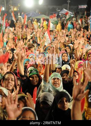 Anhänger des religiösen Führers Tahir-ul-Qadri erheben bei einem regierungsfeindlichen Protest vor dem parlamentsgebäude in Islamabad, der Hauptstadt Pakistans, am 13. September 2014 die Hände. ) PAKISTAN-ISLAMABAD-PROTEST-QADRI AhmadxKamal PUBLICATIONxNOTxINxCHN Anhänger des religiösen Führers Tahir UL Qadri erheben während des Anti-Regierungs-Protestes vor dem Parlamentsgebäude in der pakistanischen Hauptstadt Islamabad AM 13. September 2014 Pakistan Islamabad Protest Qadri PUBLICATIONxNOTxINxCHN Stockfoto