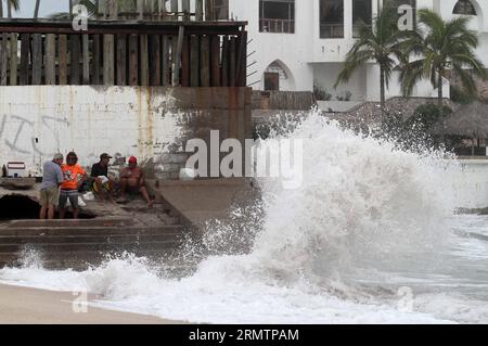 Die Menschen beobachten die starken Wellen, die durch den Hurrikan Odile verursacht wurden, am Boardwalk des Mazatlan Hafens im Bundesstaat Sinaloa, Mexiko, am 14. September 2014. Der Hurrikan Odile am Sonntag intensivierte sich auf der Saffir Simpson-Skala auf Kategorie 4 und bewegte sich schnell in Richtung der Halbinsel Baja California im Nordwesten Mexikos, warnte der National Meteorological Service (SMN) des Landes. JuanxPerez PUBLICATIONxNOTxINxCHN Prominente Schauen Sie sich die starken Wellen an, die durch den Hurrikan Odile AM Boardwalk des Mazatlan-Hafens im mexikanischen Bundesstaat Sinaloa AM 14. September 2014 VERURSACHT WURDEN Stockfoto