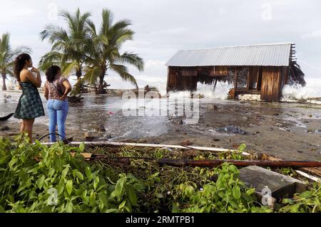 Die Menschen beobachten die starken Wellen, die durch den Hurrikan Odile in der Stadt Tecpan de Galeana, Region Costa Grande, im Bundesstaat Guerrero, Mexiko, am 14. September 2014 verursacht wurden. Der Hurrikan Odile am Sonntag intensivierte sich auf der Saffir Simpson-Skala auf Kategorie 4 und bewegte sich schnell in Richtung der Halbinsel Baja California im Nordwesten Mexikos, warnte der National Meteorological Service (SMN) des Landes. (jp) (Ah) MEXIKO-GUERRERO-UMWELT-HURRIKAN EDGARxDExJESUSxESPINOZA PUBLICATIONxNOTxINxCHN Prominente Beobachten Sie die starken Wellen, die durch den Hurrikan Odile in der Stadt de Region Costa Grande in Guerrero VERURSACHT WURDEN Stockfoto