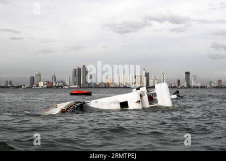 (140915) -- MANILA, 15. September 2014 -- Ein Rettungsfahrzeug schwimmt neben der Super Shuttle Ferry 7, die am 15. September 2014 in Manila Bay auf den Philippinen sank. 15 Besatzungsmitglieder wurden aus dem gekenterten Schiff gerettet, das von starken Winden und Wellen getroffen wurde. Taifun Kalmaegi landete am Sonntagnachmittag auf den nördlichen Philippinen und wird voraussichtlich bis Dienstag im Land bleiben, sagte die staatliche Wetterbehörde.) PHILIPPINEN-MANILA-TAIFUN-FÄHRE-SINKEN RouellexUmali PUBLICATIONxNOTxINxCHN Manila September 15 2014 A schwimmt neben der Super Shuttle Fähre 7, die in Manila Bay die Ph Stockfoto