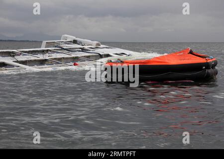 (140915) -- MANILA, 15. September 2014 -- Ein Rettungsfahrzeug schwimmt neben der Super Shuttle Ferry 7, die am 15. September 2014 in Manila Bay auf den Philippinen sank. 15 Besatzungsmitglieder wurden aus dem gekenterten Schiff gerettet, das von starken Winden und Wellen getroffen wurde. Taifun Kalmaegi landete am Sonntagnachmittag auf den nördlichen Philippinen und wird voraussichtlich bis Dienstag im Land bleiben, sagte die staatliche Wetterbehörde.) PHILIPPINEN-MANILA-TAIFUN-FÄHRE-SINKEN RouellexUmali PUBLICATIONxNOTxINxCHN Manila September 15 2014 A schwimmt neben der Super Shuttle Fähre 7, die in Manila Bay die Ph Stockfoto