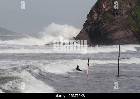 Ein Mann schwimmt am 15. September 2014 im Meer in der Nähe des Strandes des Hafens Mazatlan, Sinaloa, im Nordwesten Mexikos. Der Hurrikan Odile, der seine Intensität auf die Kategorie 2 auf der Saffir Simpson-Skala reduzierte, erzeugte weiterhin starke sintflutartige Regenfälle in mindestens acht bundesstaaten des Landes, so der Bericht des National Meteorological Service (SMN). MEXIKO-MAZATLAN-HURRIKAN-ODILE JUANxPEREZ PUBLICATIONxNOTxINxCHN AM 15. September 2014 schwimmt ein Mann im Meer nahe dem Strand von Mazatlan Port Sinaloa im Nordwesten Mexikos, der Hurrikan Odile, der seinen Int reduzierte Stockfoto