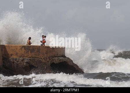 Die Menschen beobachten starke Wellen, die durch den Hurrikan Odile verursacht werden, am Wellenbrecher des Mazatlan Hafens, Sinaloa, im Nordwesten Mexikos, am 15. September 2014. Der Hurrikan Odile, der seine Intensität auf die Kategorie 2 auf der Saffir Simpson-Skala reduzierte, erzeugte weiterhin starke sintflutartige Regenfälle in mindestens acht bundesstaaten des Landes, so der Bericht des National Meteorological Service (SMN). MEXIKO-MAZATLAN-HURRIKAN-ODILE JUANxPEREZ PUBLICATIONxNOTxINxCHN Prominente Schauen Sie SICH starke Wellen AN, DIE durch den Hurrikan Odile AUF dem Break Water des Mazatlan Port Sinaloa in Th VERURSACHT WURDEN Stockfoto