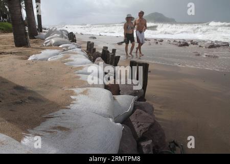 Am 15. September 2014 spazieren die Menschen am Strand des Hafens Mazatlan, Sinaloa im Nordwesten Mexikos. Der Hurrikan Odile, der seine Intensität auf die Kategorie 2 auf der Saffir Simpson-Skala reduzierte, erzeugte weiterhin starke sintflutartige Regenfälle in mindestens acht bundesstaaten des Landes, so der Bericht des National Meteorological Service (SMN). MEXIKO-MAZATLAN-HURRIKAN-ODILE JUANxPEREZ PUBLICATIONxNOTxINxCHN Prominente spazieren AM Strand von Mazatlan Port Sinaloa im Nordwesten Mexikos AM 15. September 2014 der Hurrikan Odile, der seine Intensität auf Kategorie 2 reduzierte Stockfoto